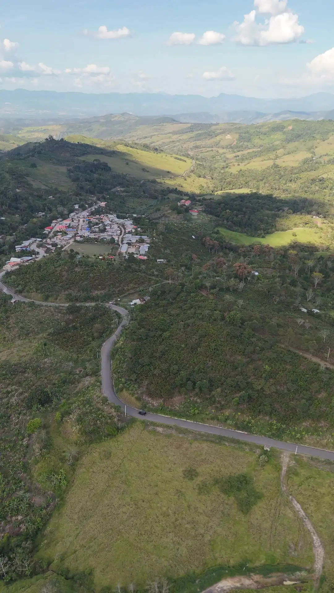 Vista aérea del pueblo y la carretera que baja hacia Tarapoto