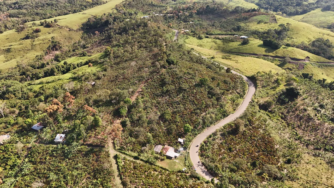 Vista aérea del proyecto con el valle al fondo